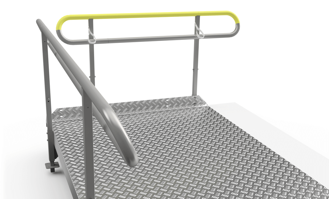 Närbild på EasyTrail-badramp med handledare, kryckhållare och gul markering. Del av Floattechs tillgänglighetslösning för bad.